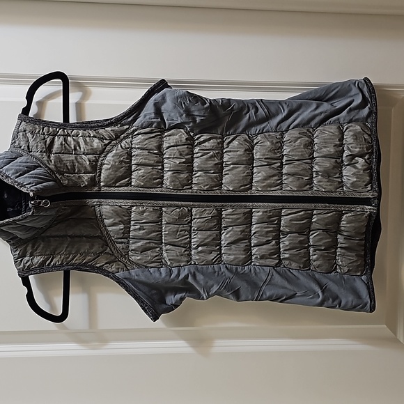 220. Lululemon Run: Turn Around Vest - Picture 6 of 12